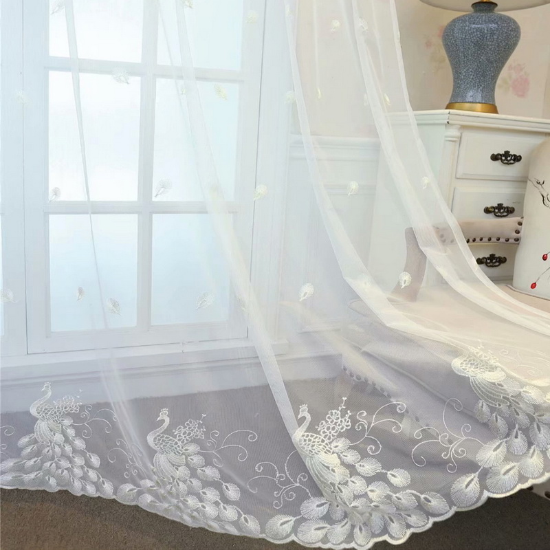 Оформление зала шторами из тюли с вышивкой
