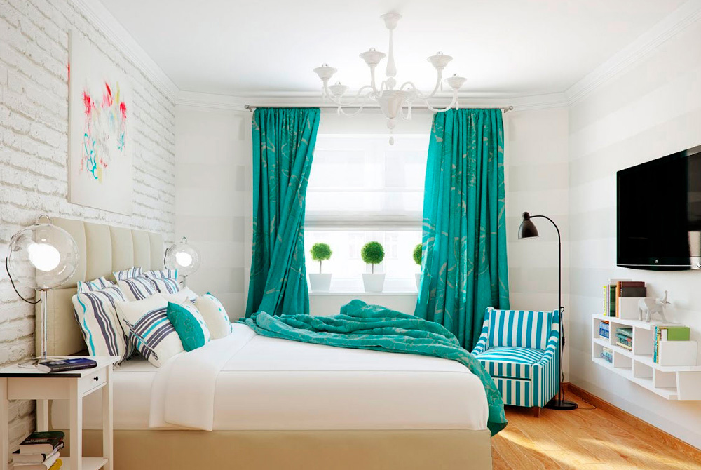Контрастные шторы для светлой спальни
